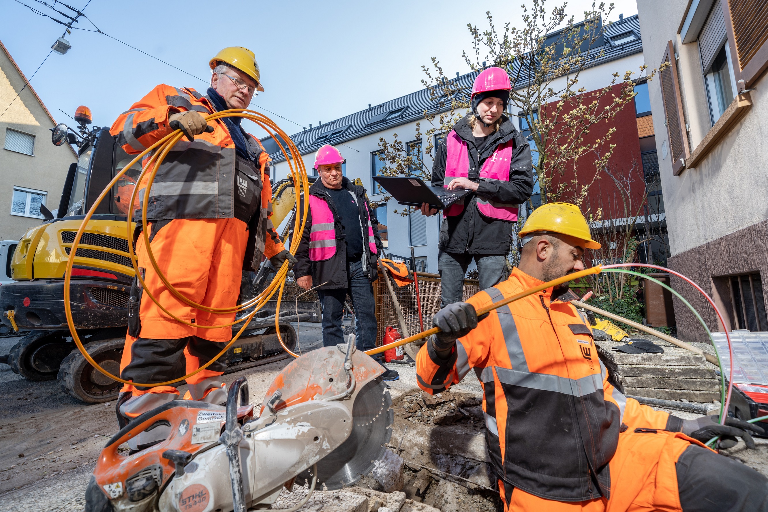 Baubegleiter der Telekom überprüft die Fortschritte an Glasfaser-Baustelle.
Bild: Deutsche Telekom