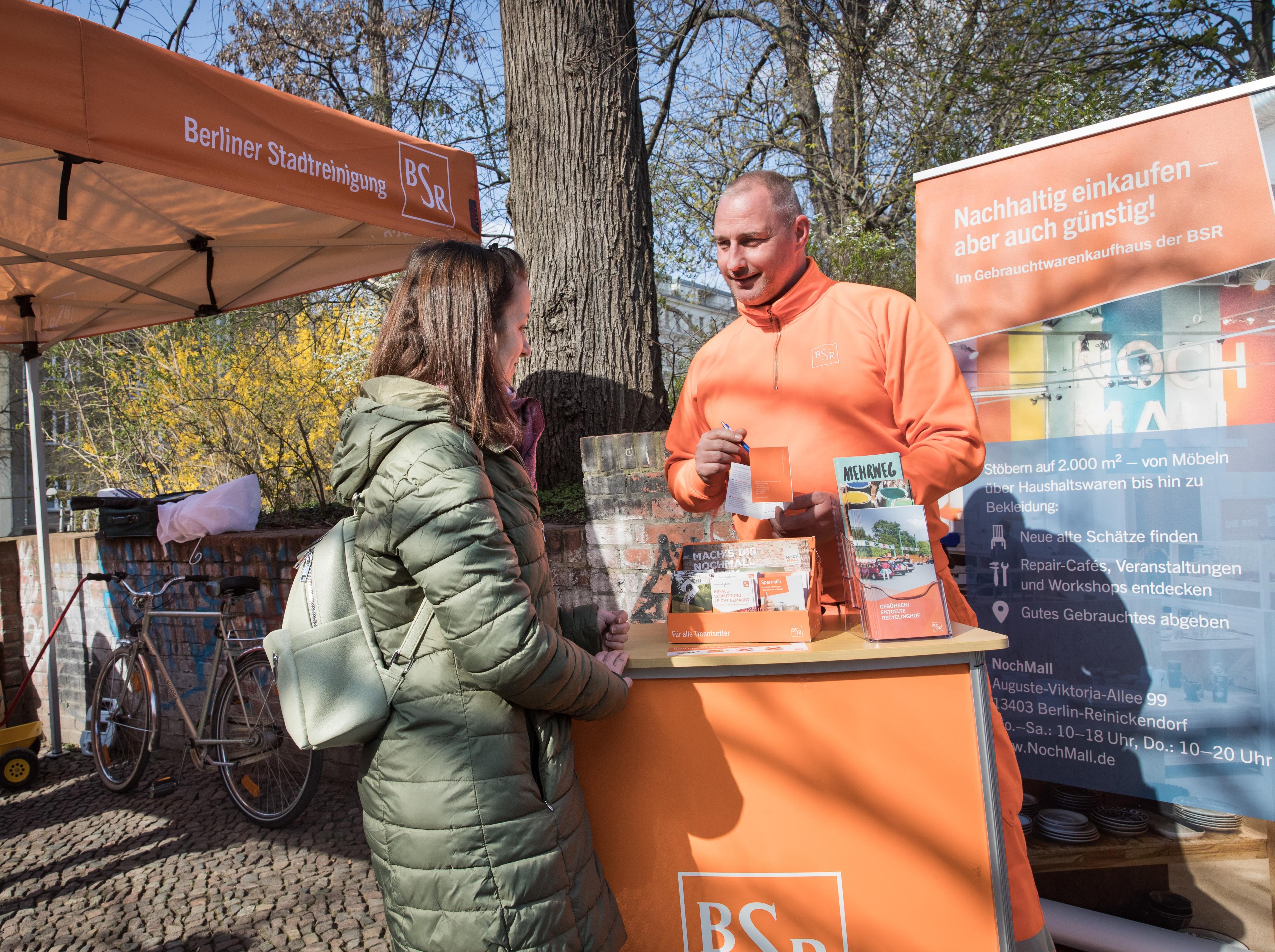 Abfallberatung beim BSR Kieztag
Bild: BSR / Stephan Pramme